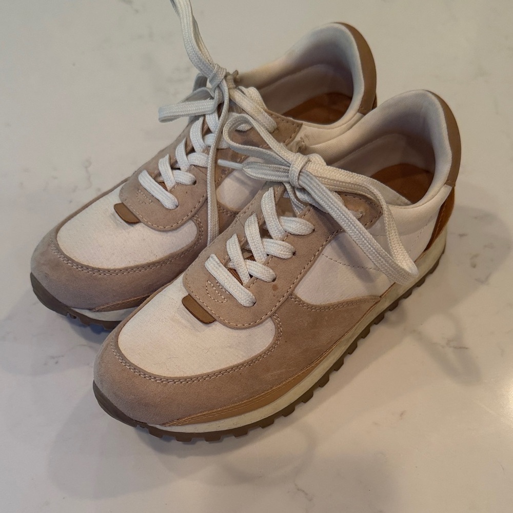 Universal Thread Women's Beige and White Athletic Shoes. GUC